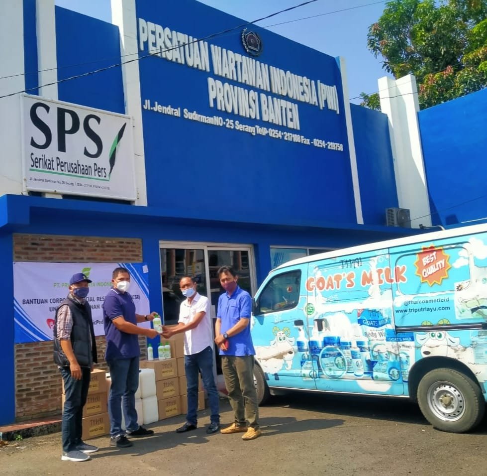 PWI Kabupaten Serang Distribusikan Bantuan Hand Sanitizer ke Dinas Pendidikan