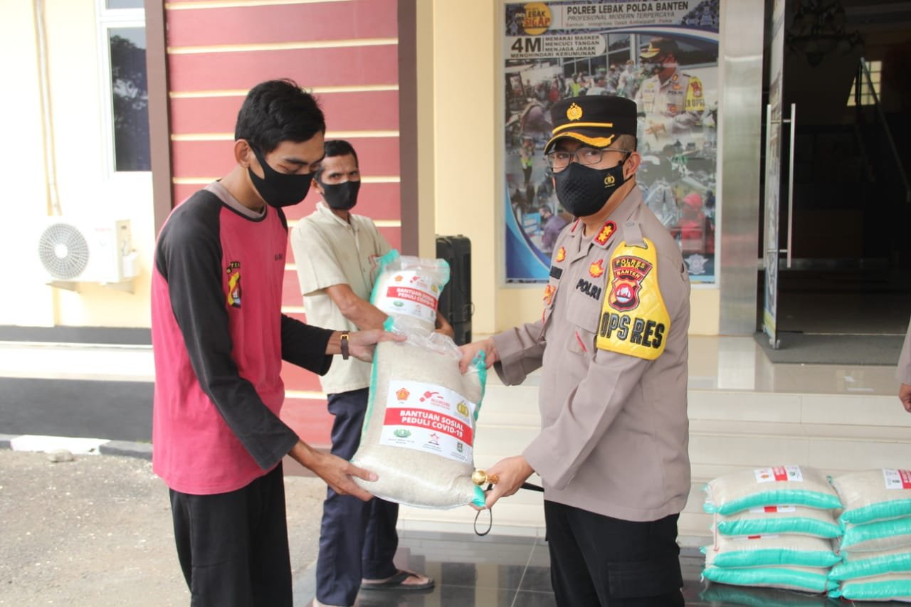 Polres Lebak Berikan Bantuan Beras 15 Ton untuk Warga Lebak yang Terdampak Covid-19