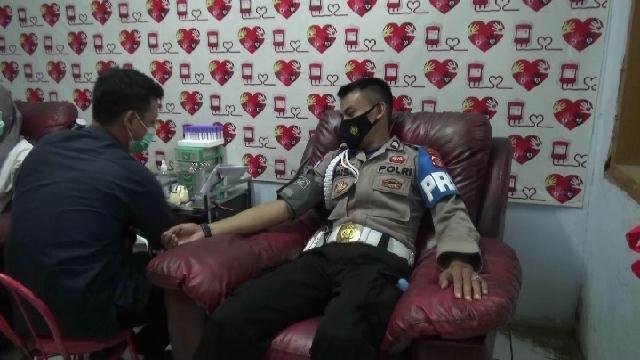 4(Empat) Personil Polres Lebak Bantu Donorkan  Darah bagi Pasien Animea akut