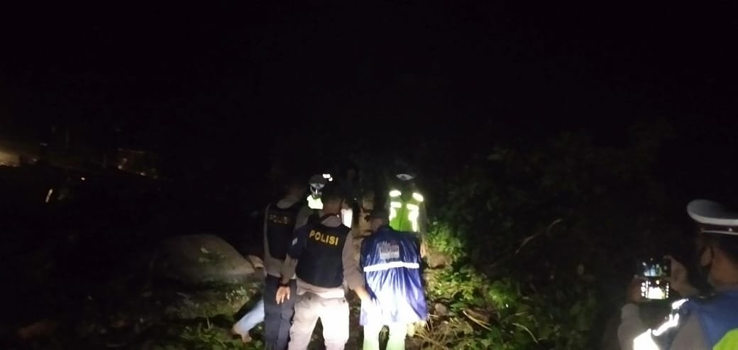 Curah Hujan Tinggi,Jalan Raya Cipanas-Warung Banten tertutup longsor