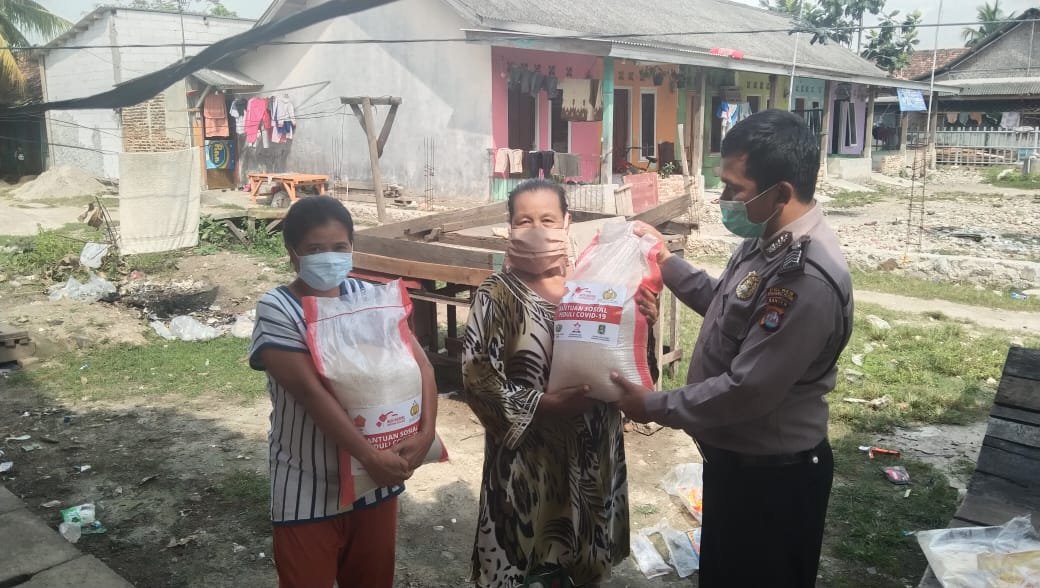  Hari Bhayangkara Ke-75, Polsek Kasemen Bagikan Beras