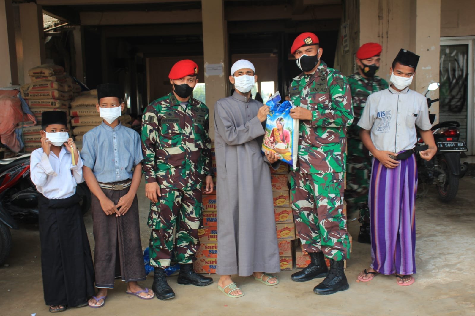 Grup Kopasus 1 memberikan batuan ke-panti asuhan baitul Qur'an 