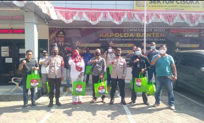 Terdampak Covid-19, Kapolsek Cisoka Bagikan Paket Sembako Untuk Insan Pers.