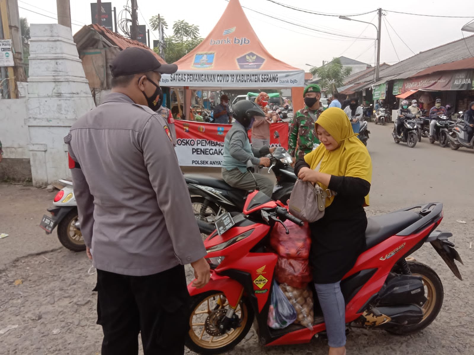 Cegah Penyebaran Covid-19, level 4 Polsek anyer mendirikan posko dan Bagi Masker kepada masyarakat