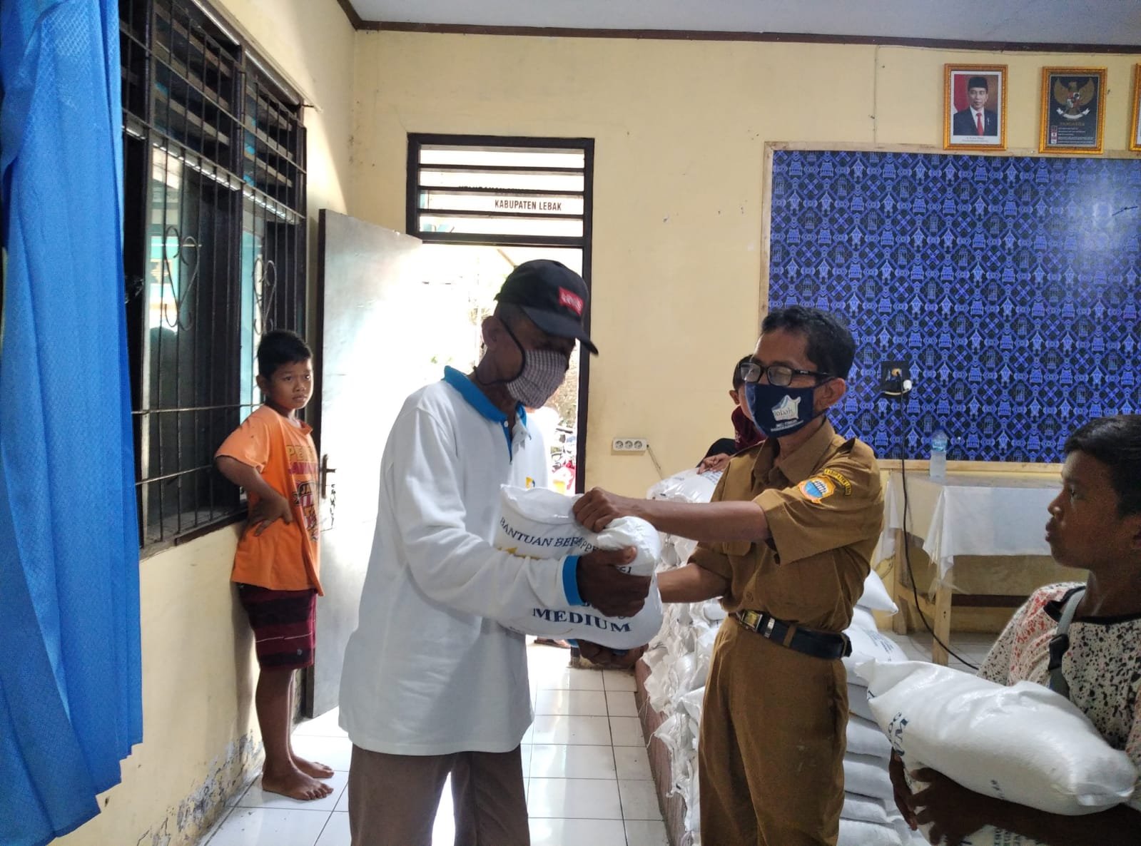 Pembagian Beras Di Kelurahan Muara ciujung Timur Berjalan Dengan Tertib Dan Aman
