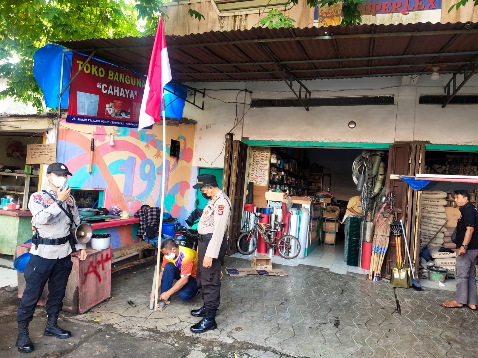 Sat Binmas Polres Lebak imbau Warga Kibarkan Bendera Merah Putih Sambut Hari Kemerdekaan RI Ke-76