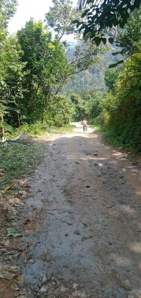 Masyarakat desa Cidikit Keluhkan akses jalan desa kp, cibengkung 