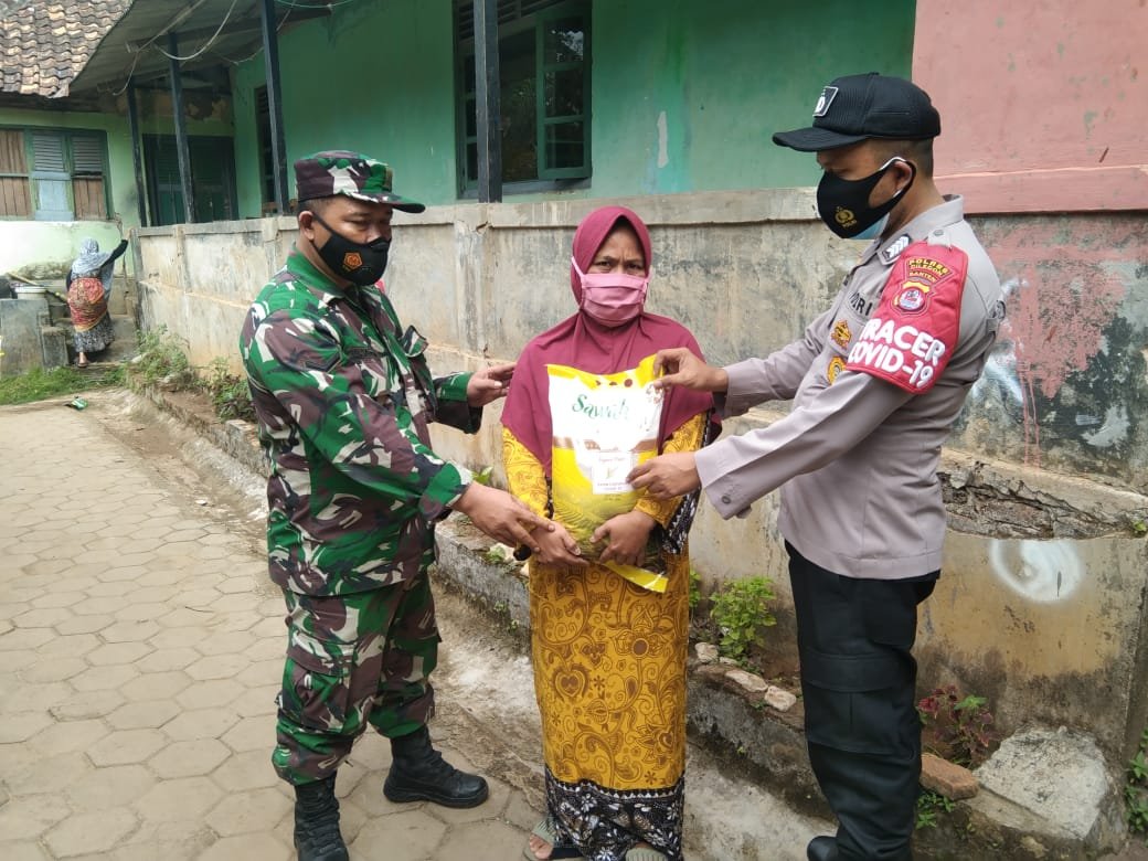 MASA PPKM DARURAT, POLSEK MANCAK BERSAMA KORAMIL-2306) BAGIKAN SEMBAKO