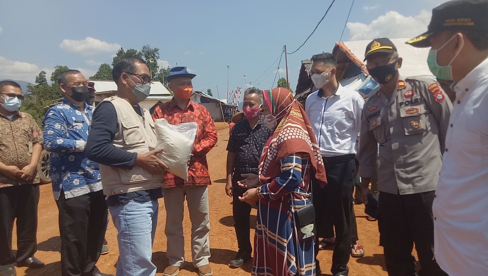 Sasieur Sabeunyeur PUB Salurkan 200 Karung Beras Seberat 5 kg bagi Terdampak Bencana Alam