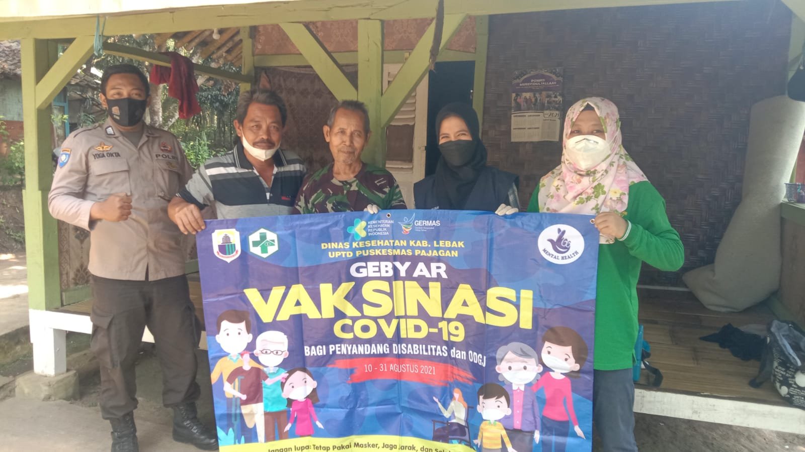 Door to Door Vaksinasi Kaum Disabilitas, Petugas didampingi Bhabinkamtibmas Polsek Sajira Polres Leb