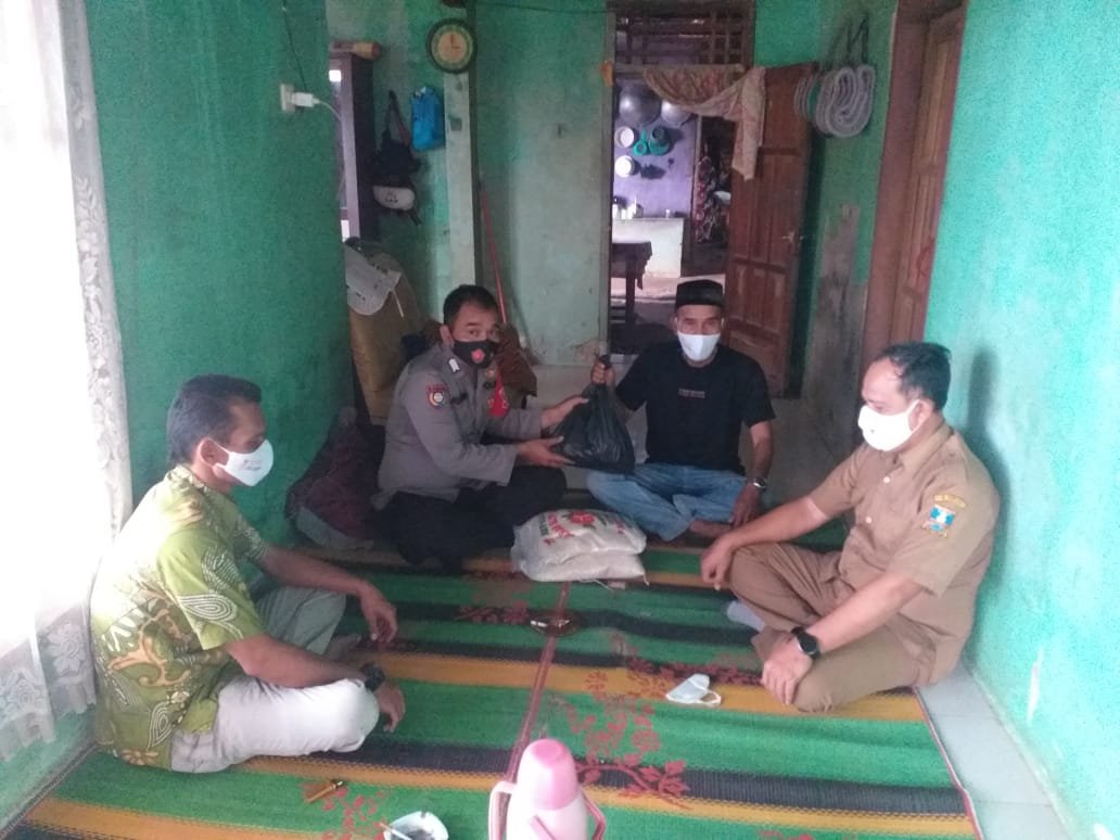 BHABINKAMTIBMAS POLSEK MANCAK POLRES CILEGON, KUNJUNGI WARGANYA YANG TERKENA TUMOR GANAS