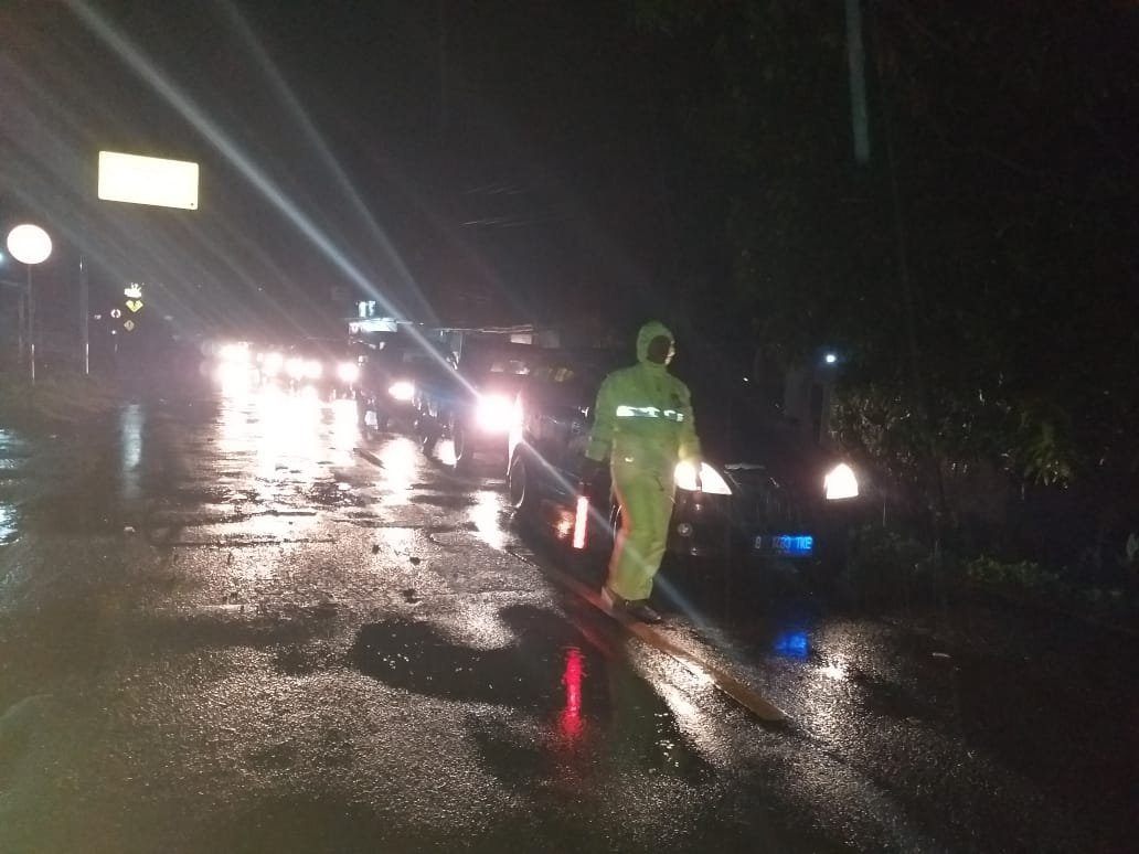 Personil Polsek Bayah Polres Lebak Bersama Warga Evakuasi Pohon Tumbang