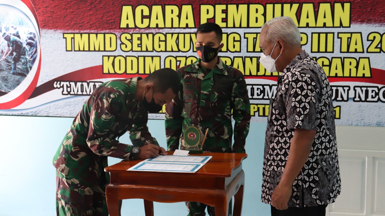 Dandim Banjarnegara Bersama Plh Bupati Banjarnegara Menandatangani Naskah Program TMMD