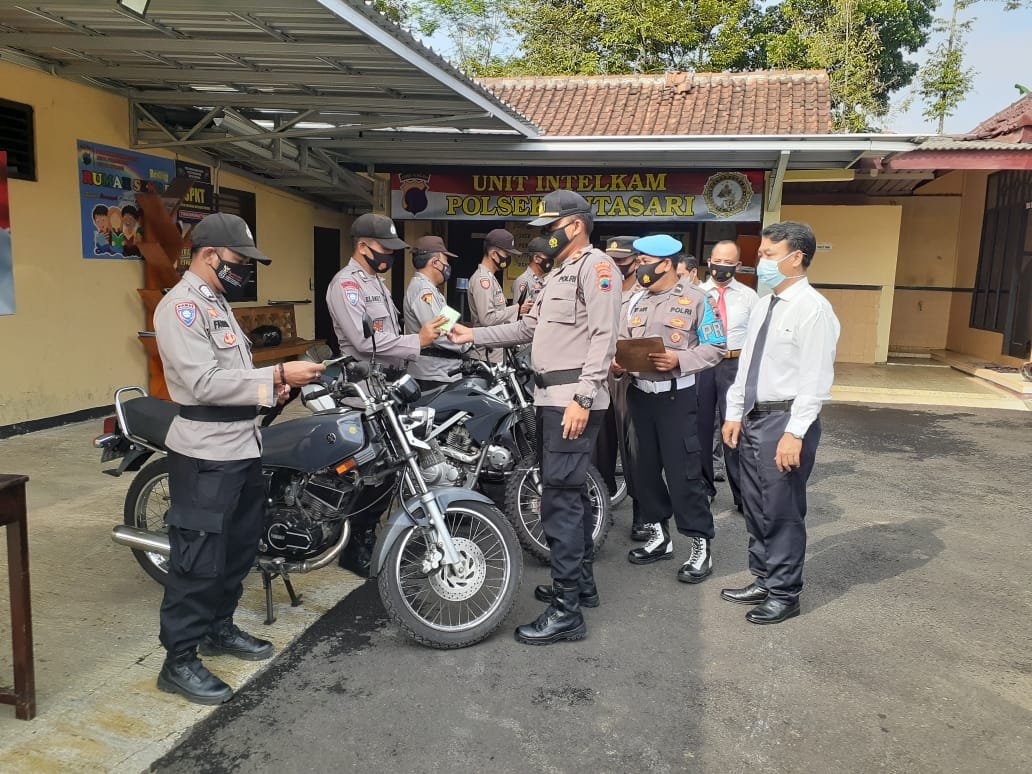 Pastikan Siap Digunakan, Kapolsek Kutasari Cek Ranmor dan Senjata Api Dinas