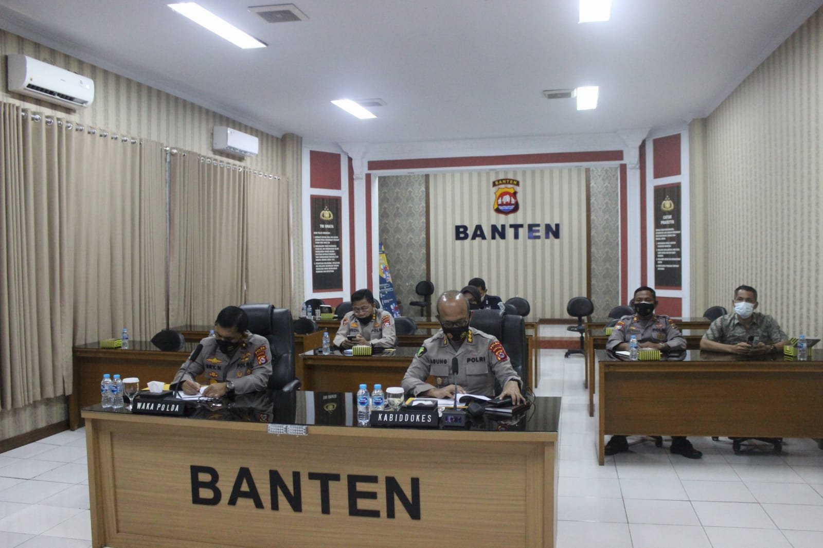WAKAPOLDA BANTEN HADIRI ZOOM MEETING ANEV VAKSINASI NASIONAL, YANG DIPIMPIN OLEH WAKAPOLRI