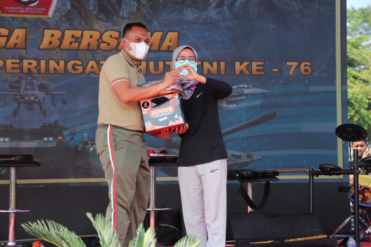 Bupati Lebak  Melepas Dan Mengikuti Jalan Sehat Yang Digelar Batalyon Mandala Yudha.