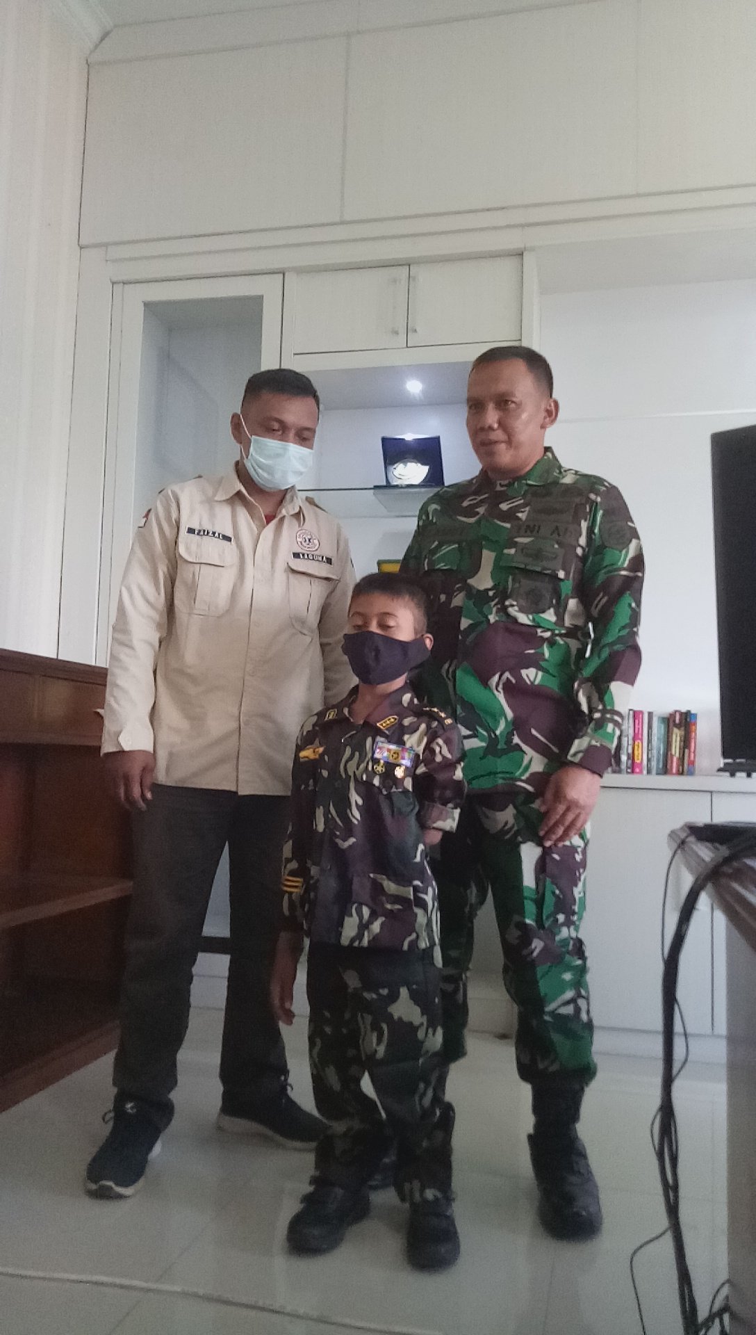 HUT RI Ke 76 Bataliyon Mandala Yudha Gelar Bakti Sosial