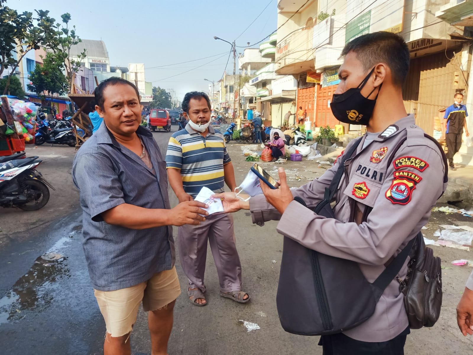 Tak Kenal Lelah, Sat Binmas Polres Lebak Polda Banten terus Berikan Himbauan Prokes dan Bagikan Mask