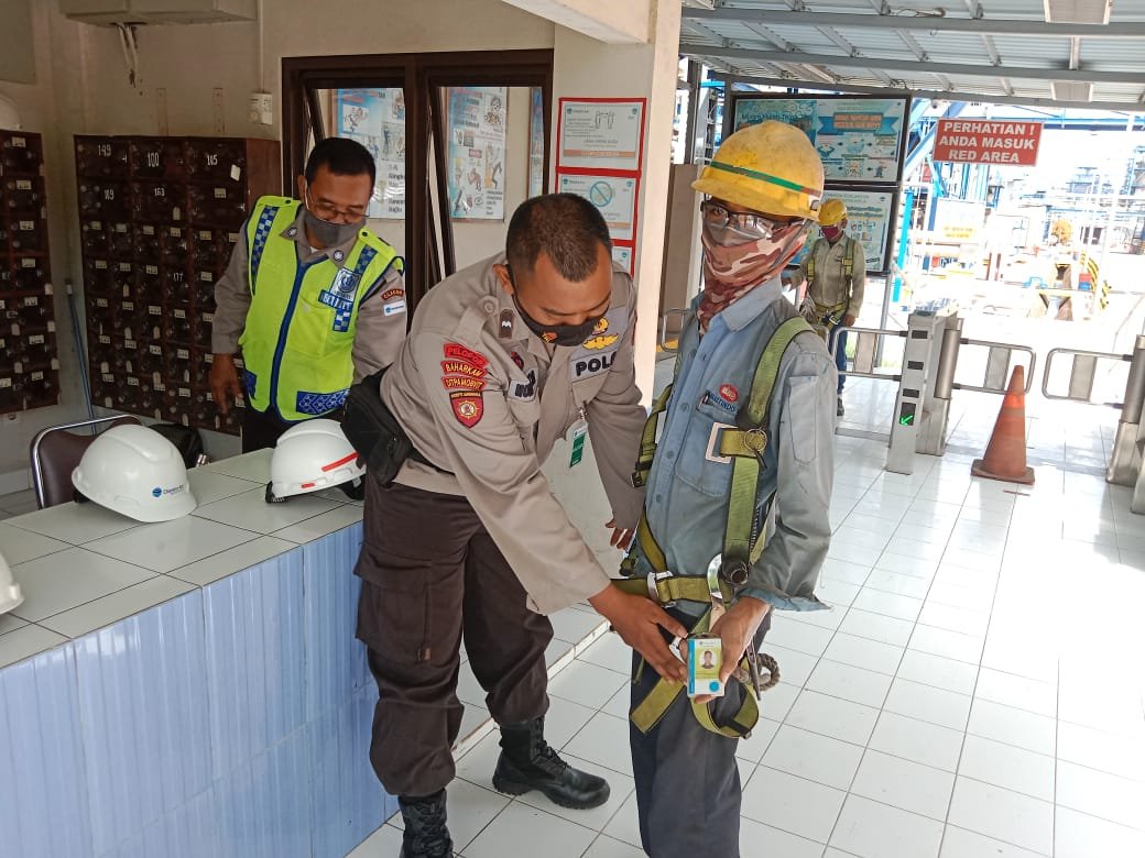 Personel Ditpamobvit Polda Banten Lakukan Pengecekan di Seluruh Kawasan PT Chandra Asri Petrochemica