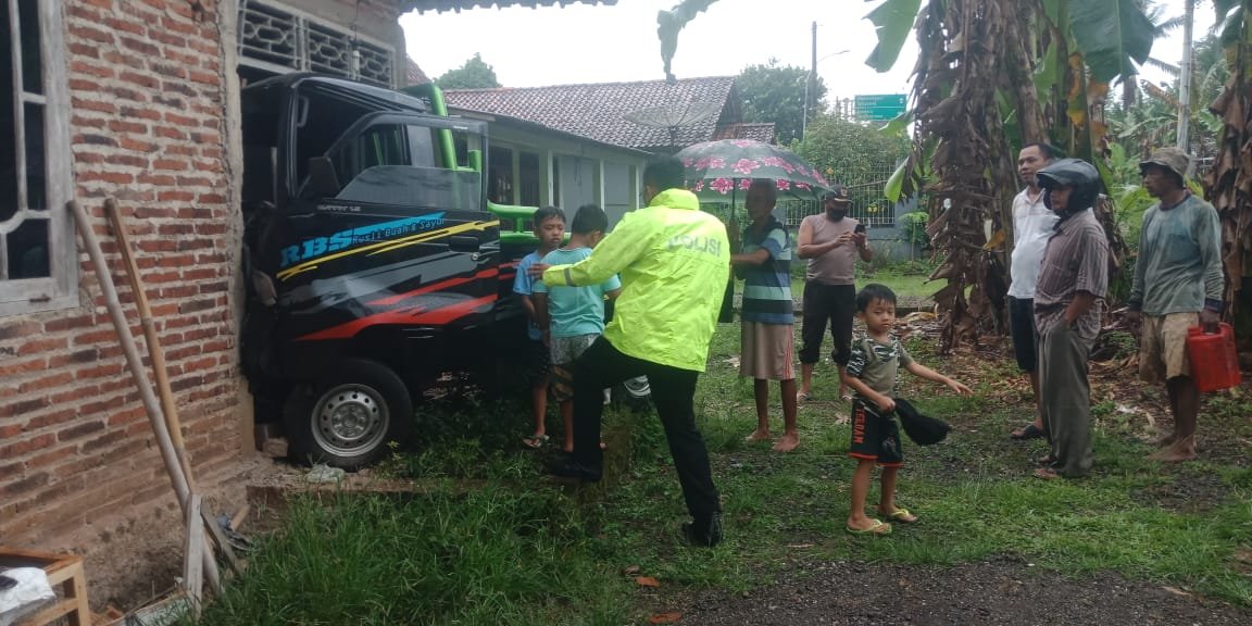 Kecelakaan di Bukateja, Mobil Tabrak Motor dan Rumah