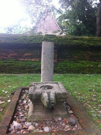 Tentang Lingga Yoni 