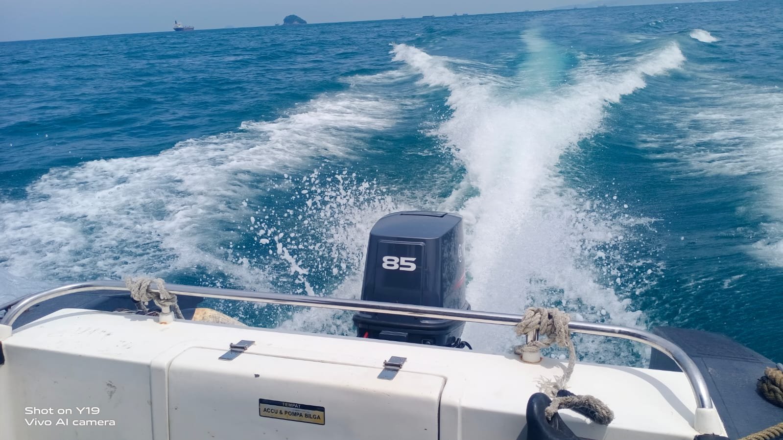 Personel Ditpolairud Polda Banten Lakukan Patroli dan Bagikan Masker di Anyer
