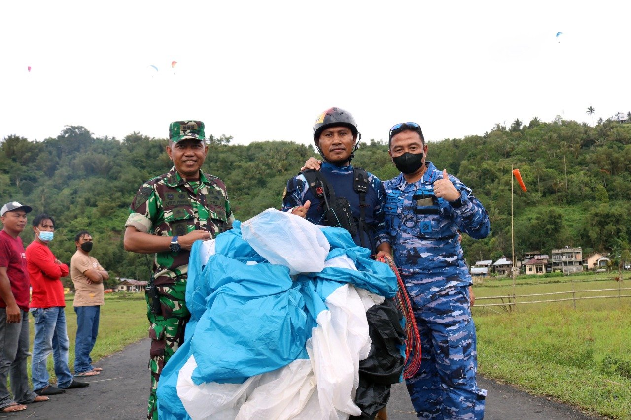 Festival Paralayang Kaweng Kakas Minahasa.