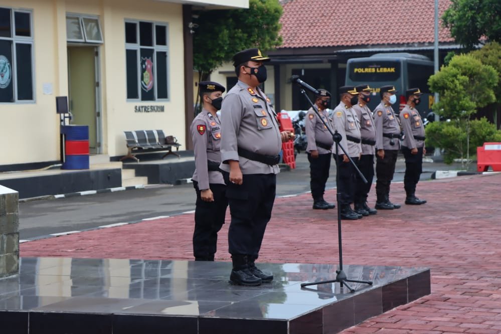 Dua Personil Polres Lebak Polda Banten Mendapatkan Kenaikan Pangkat Pengabdian