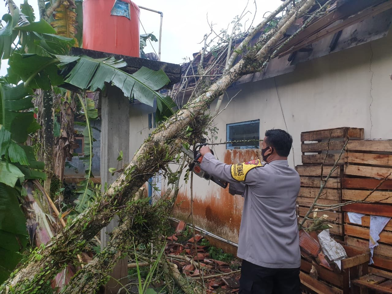 Hujan Deras Disertai Angin di Bojongsari, Dua Bangunan Rusak
