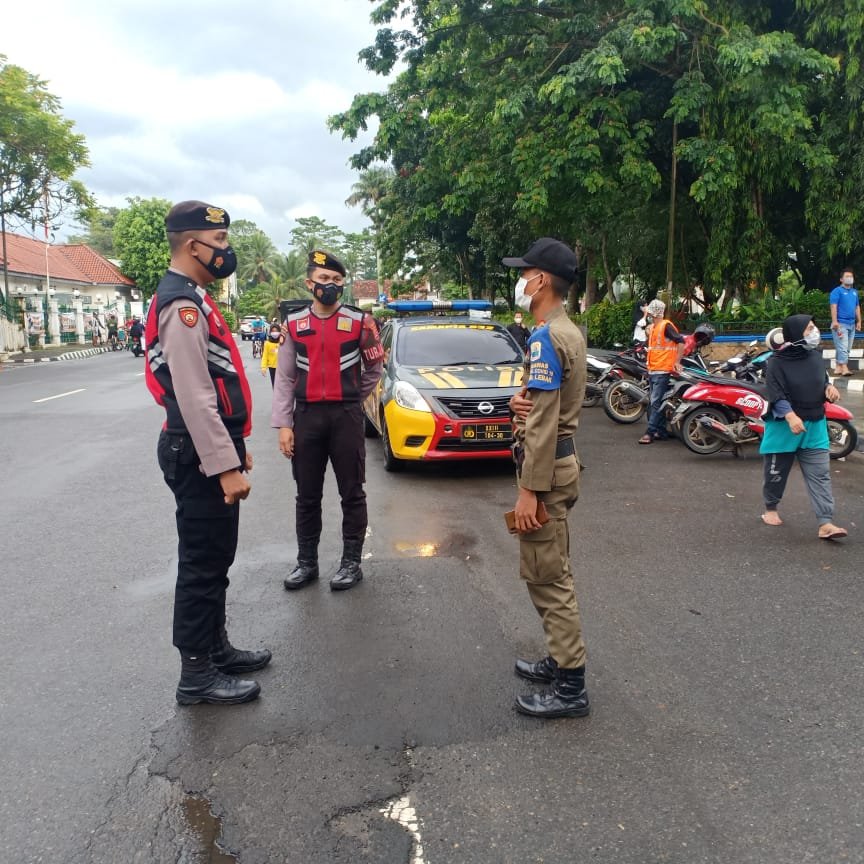 Jalan Santai di hari libur, Satsamapta Polres Lebak Polda Banten Gencar Bagi Masker Gratis Kepada Wa