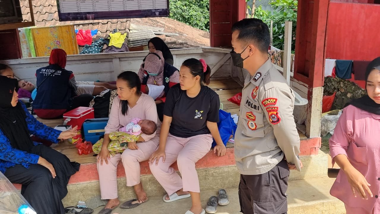 Polsek  Curugbitung Melaksanakan Pendampingan Vaksin Secara Door to Door kembali