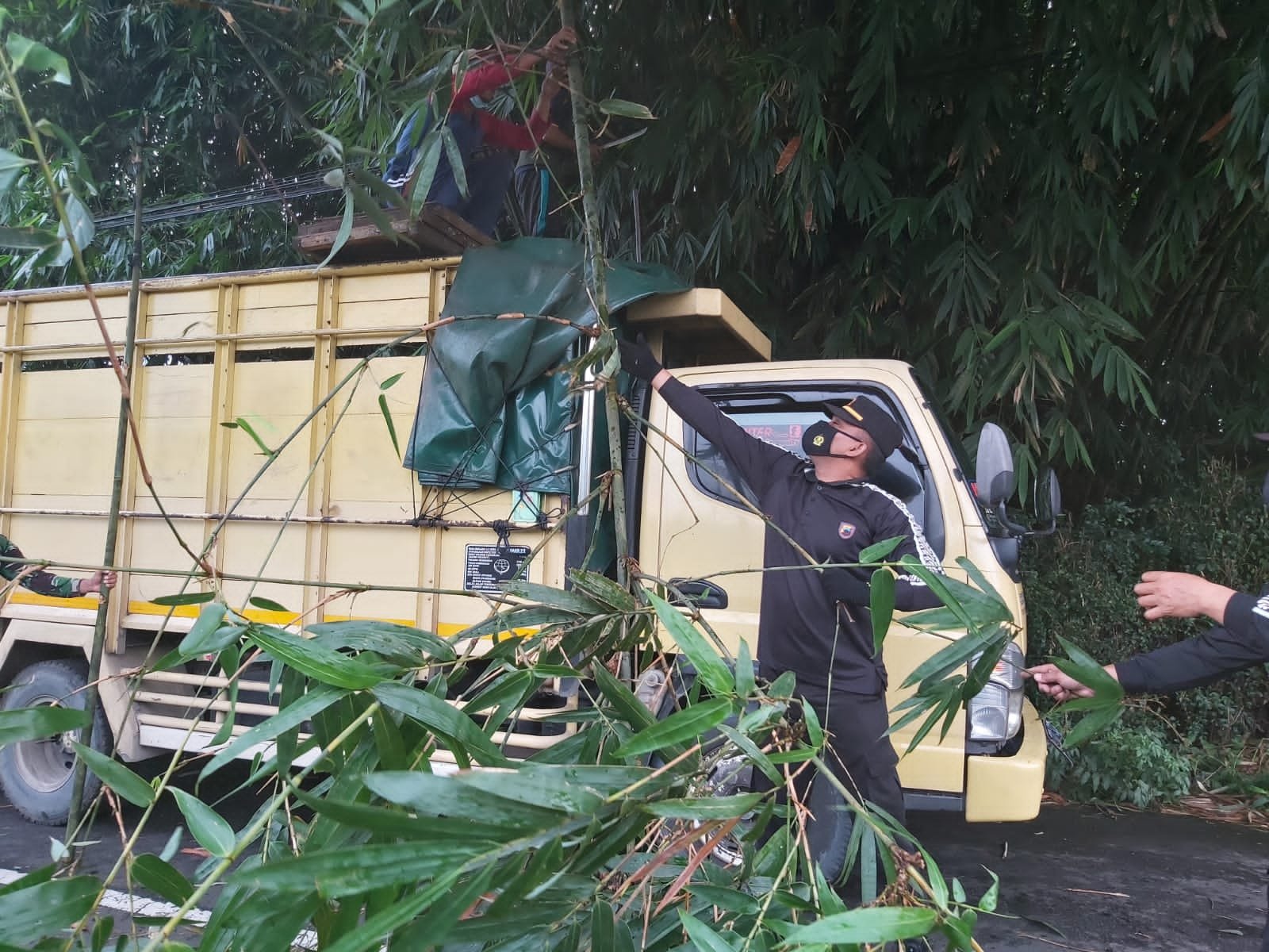 Sinergitas Polsek Kutasari dan Koramil Kerja Bakti Evakuasi Rumpun Bambu 