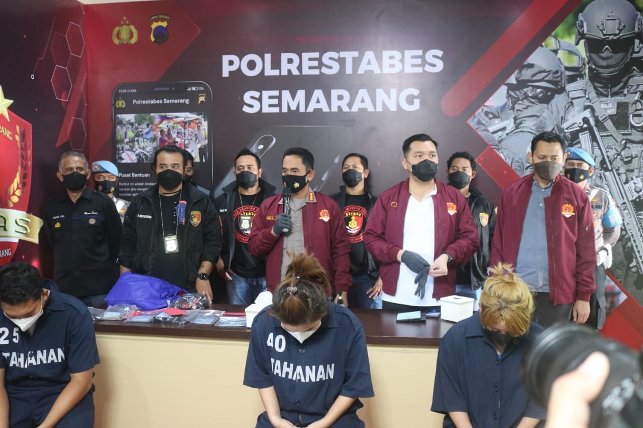Terlibat Sindikat Pembobol Rekening Nasabah Bank, Dua Wanita Cantik Dibekuk Polrestabes Semarang 