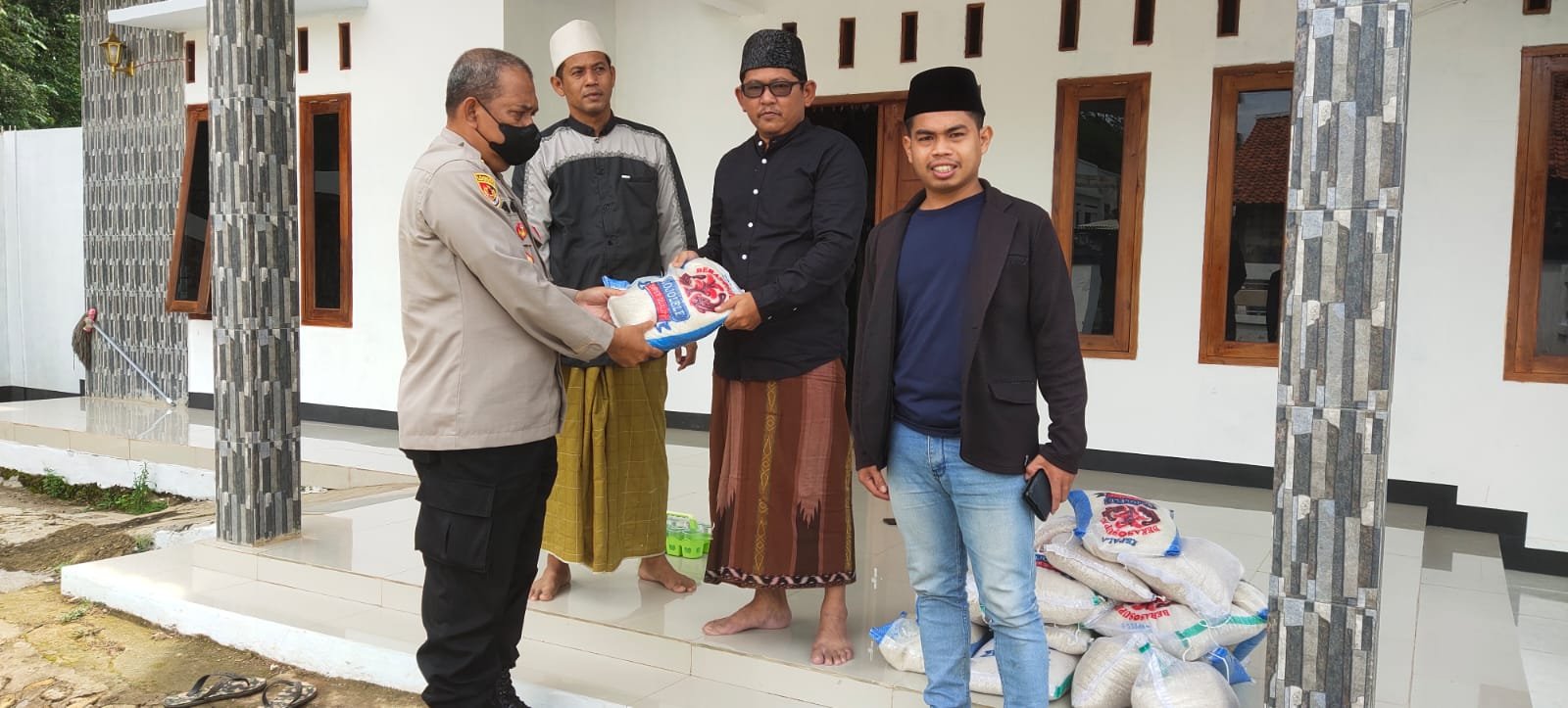 Kabag Log Polres Lebak Bersama Ketua  KMB  Serahkan Bantuan Kapolres Lebak  ke Panitia Pembangunan M