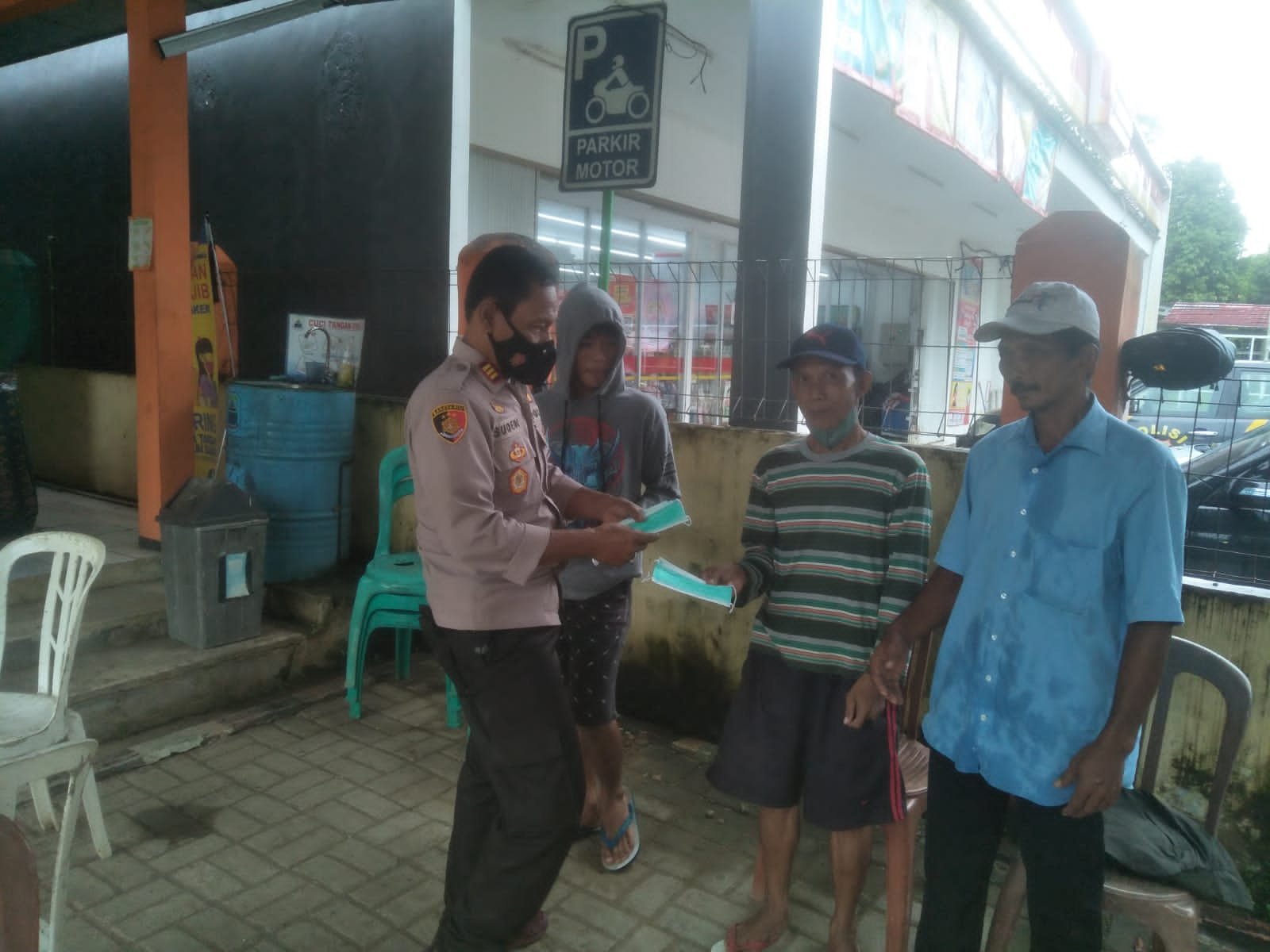 Cegah Cluster Baru, Polsek Leuwidamar Polres Lebak Bagikan Masker ke Warga Masyarakat Kampung Leungs