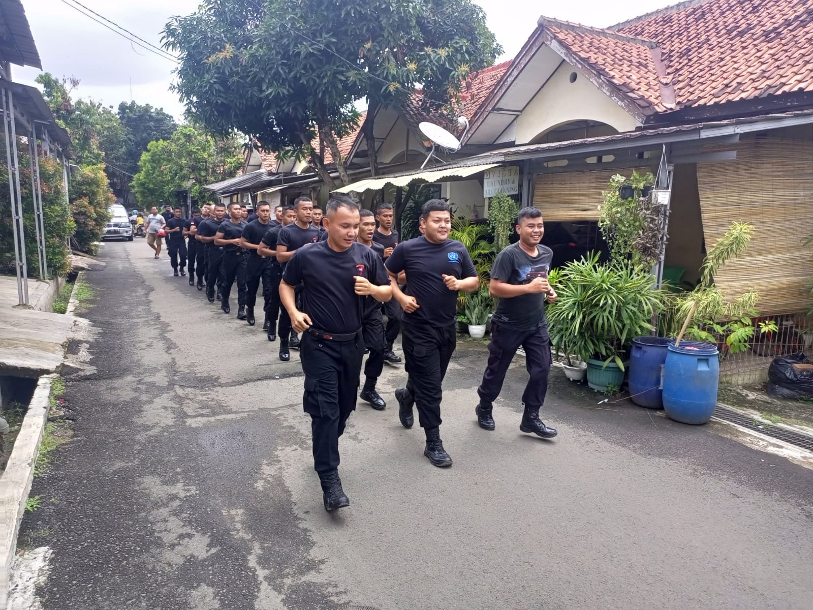 Ciptakan Kebugaran Fisik, Satbrimob Polda Banten Laksanakan Lari Siang