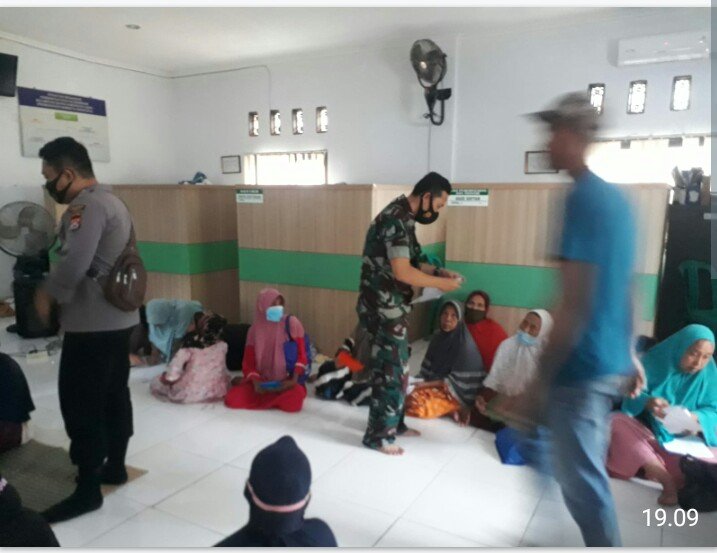 Bhabinkamtibmas Polsek Sajira Monitoring Pembagian BPNT di kantor Desa Sajira mekar