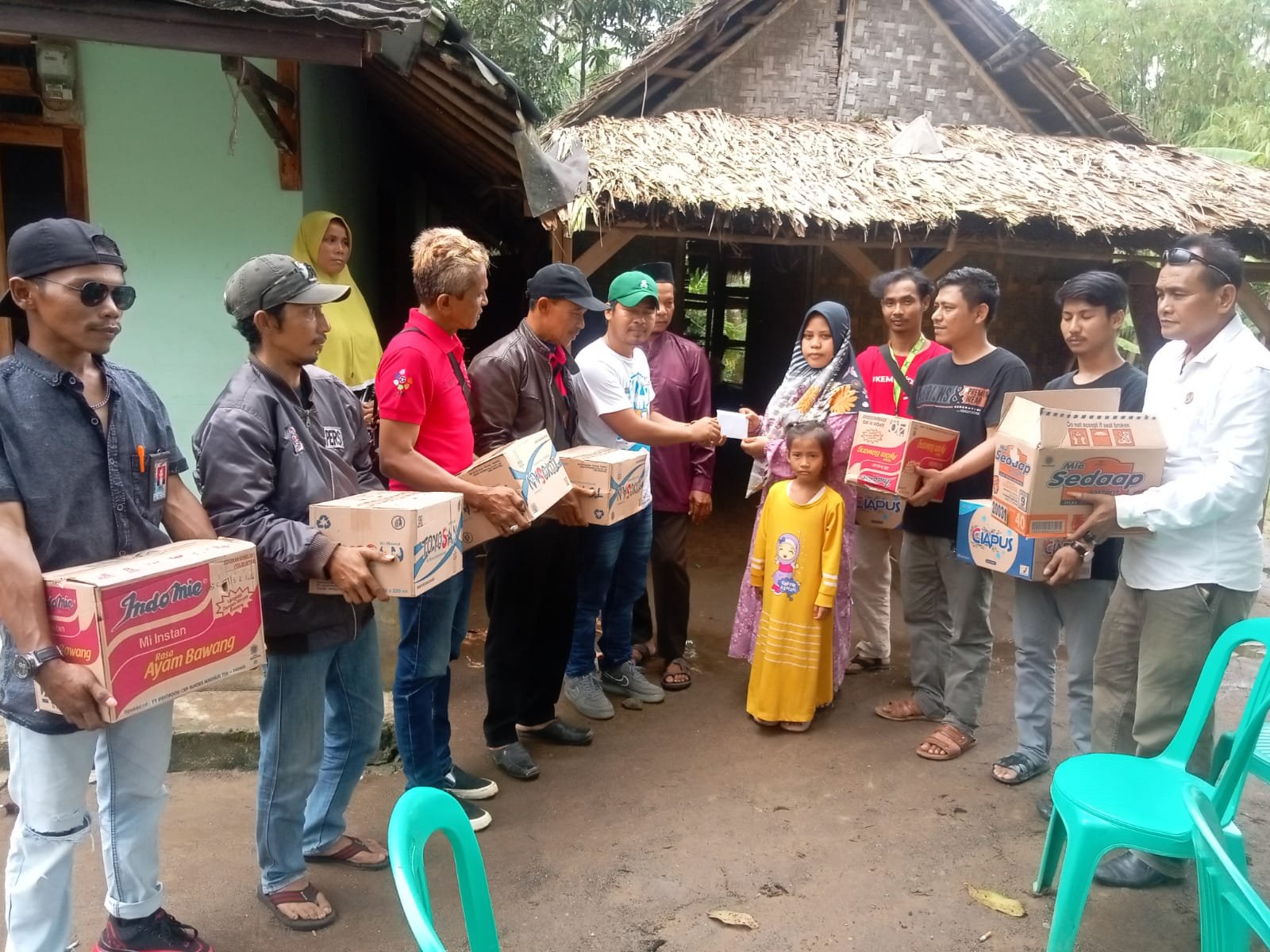 Jurnalis Banten Bersatu (JBB) Beri Bantuan Sembako Korban Kecelakaan Maut di Kaduoncog - Babakanlor