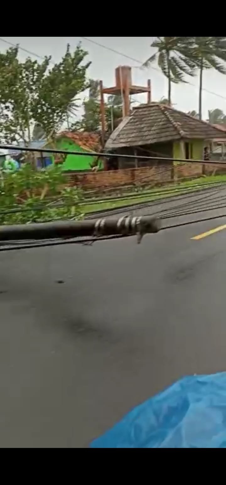 AKIBAT ANGIN KENCANG DI JALAN RAYA ANYER MENGAKIBATKAN BEBERAPA TIHANG LISTRIK ROBOH, 