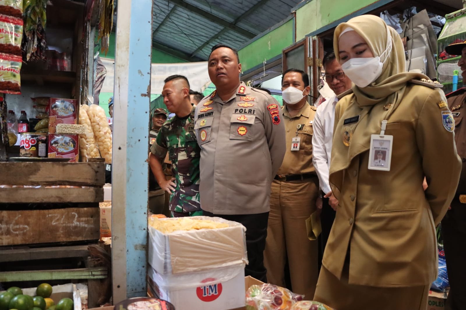 BUPATI DAN KAPOLRES DEMAK TINJAU KEPOKMAS DI PASAR PASTIKAN HARGA SEMBAKO STABIL
