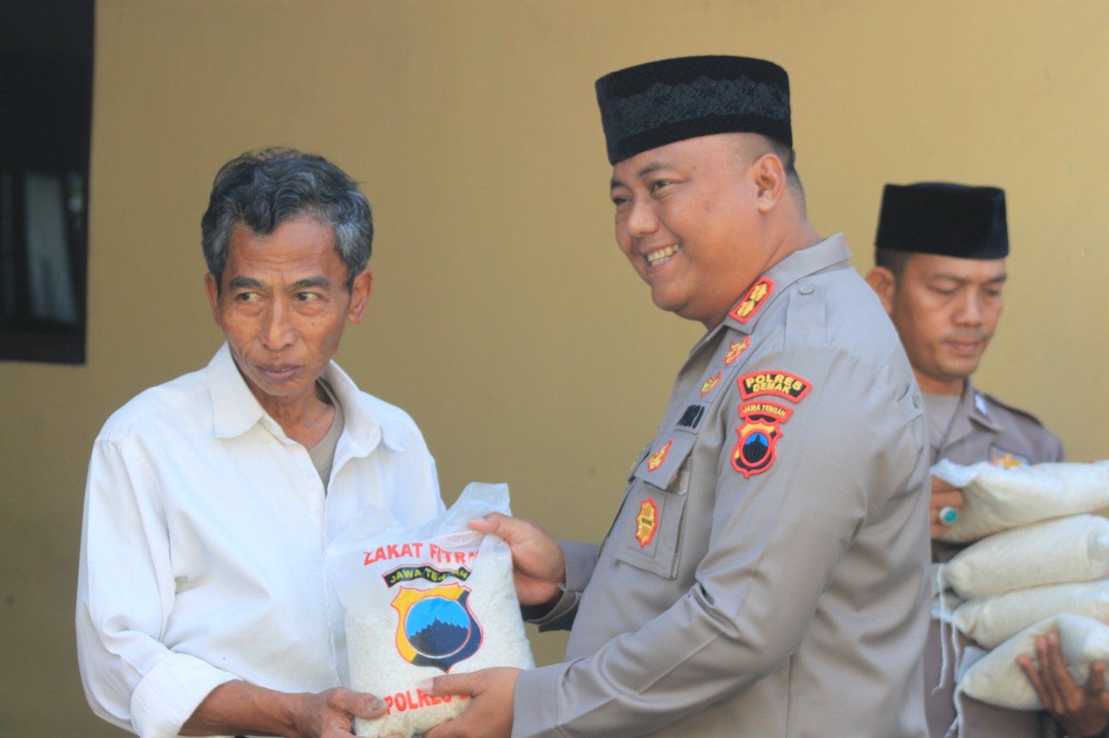 POLRES DEMAK BAGIKAN BERAS 2,4 TON  BERAS ZAKAT FITRAH KEPADA WARGA