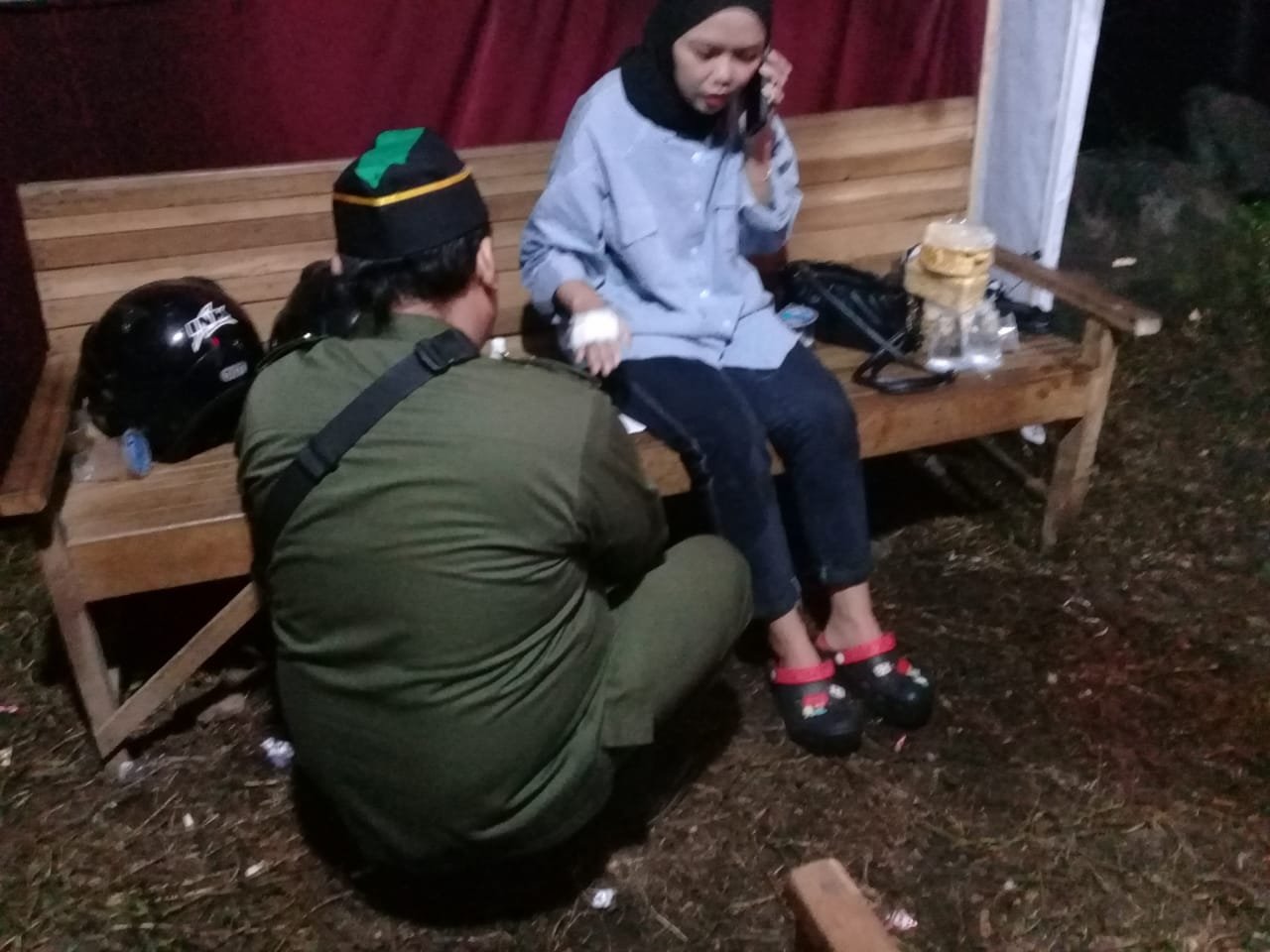 Kejadian yang tak terduga menyebabkan motor scoopy suami istri menyeruduk mobil pemudik