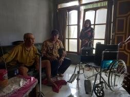 Pemberian Bantuan Kursi Roda Untuk Pak Sutarno Desa Galuh