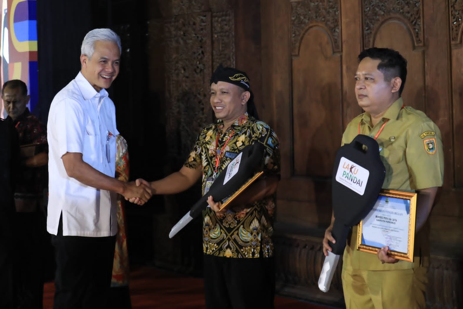 BUMDES MITRA SEJAHTERA DESA PENGADEGAN PURBALINGGA MERAIH PENGHARGAAN PROVINSI