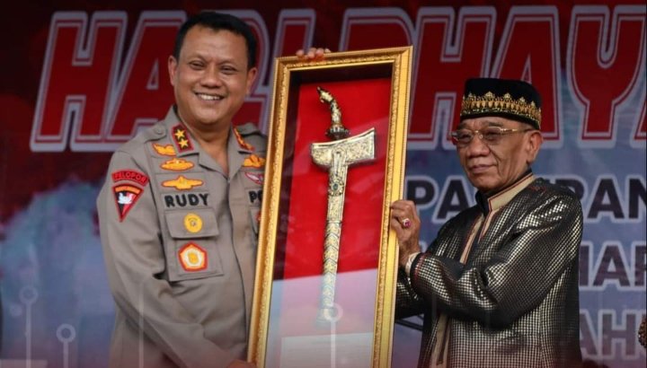 KAPOLDA BANTEN MEMBERIKAN PENGHARGAAN KEPADA KH. TB. SANGADIAH, MA Tokoh Pelestari Pusaka Indonesia