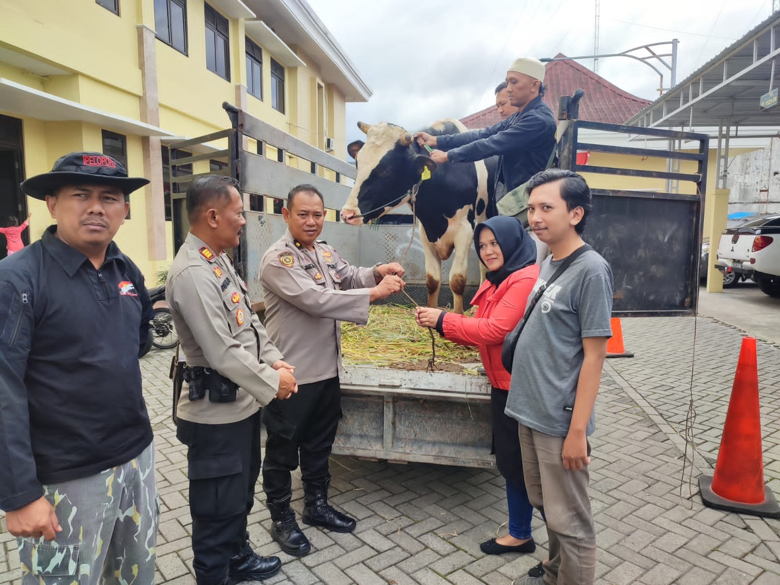 Jelang Idul Adha,  Polres Wonosobo Sumbangkan Hewan Kurban Ke Dusun Tanggulan 