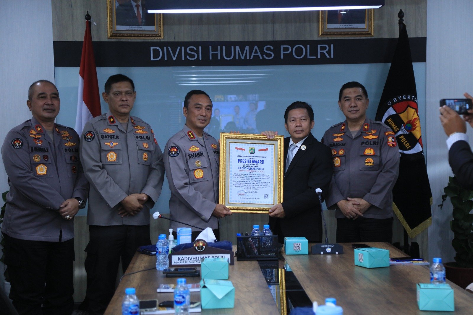 DIVHUMAS POLRI RAIH PRESISI AWARD ATAS PRESTASI  STRATEGIS KOMUNIKASI PUBLIK 