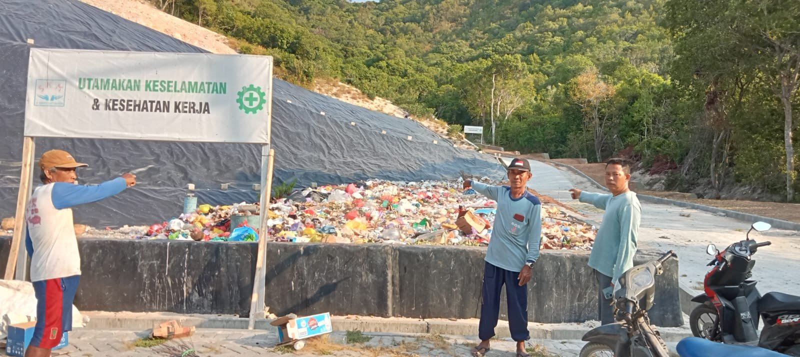 WARGA ALANG ALANG KARIMUNJAWA DIRESAHKAN BAU SAMPAH BUSUK  