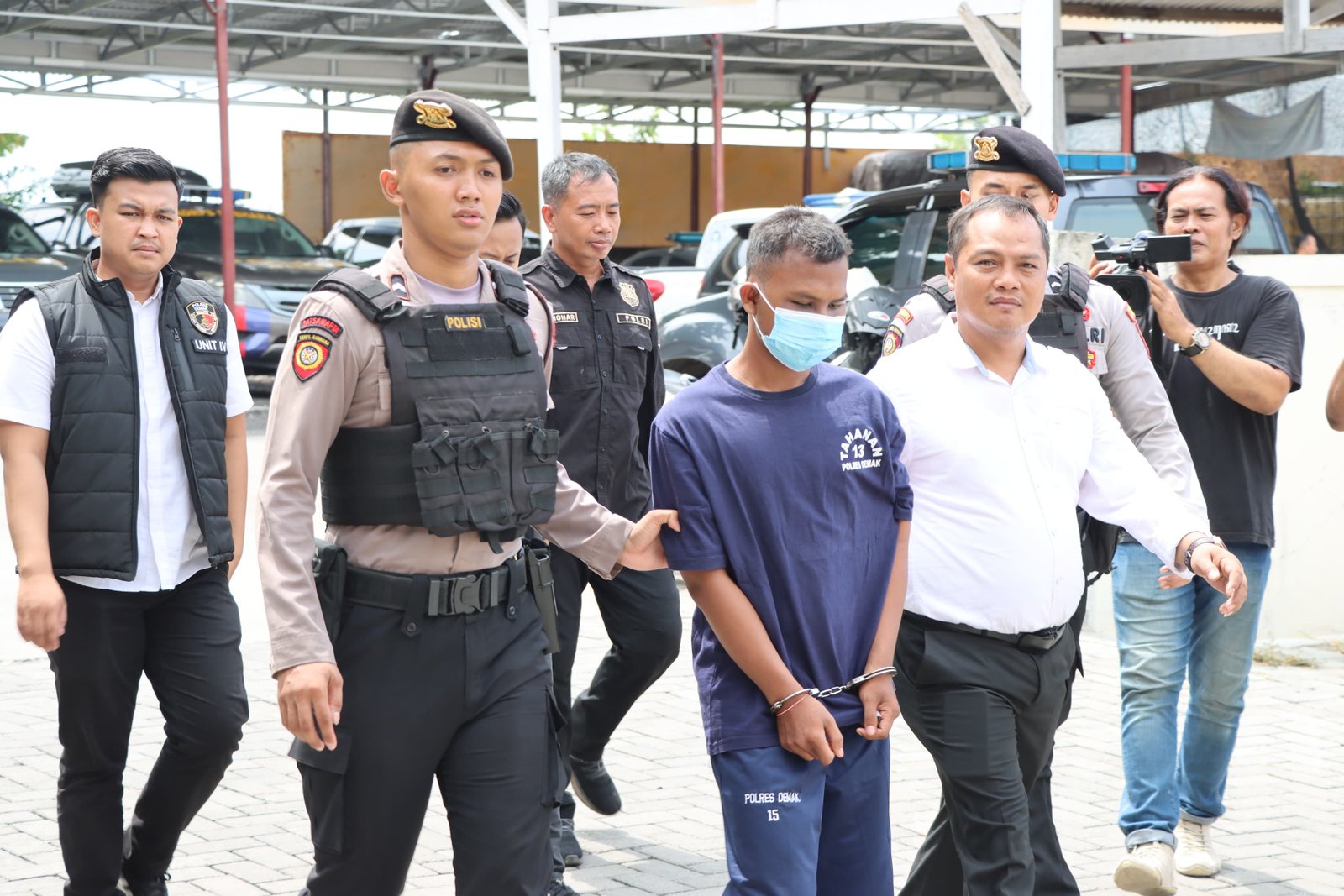  ISENG  BEGAL PAYUDARA DITANGKAP POLISI 