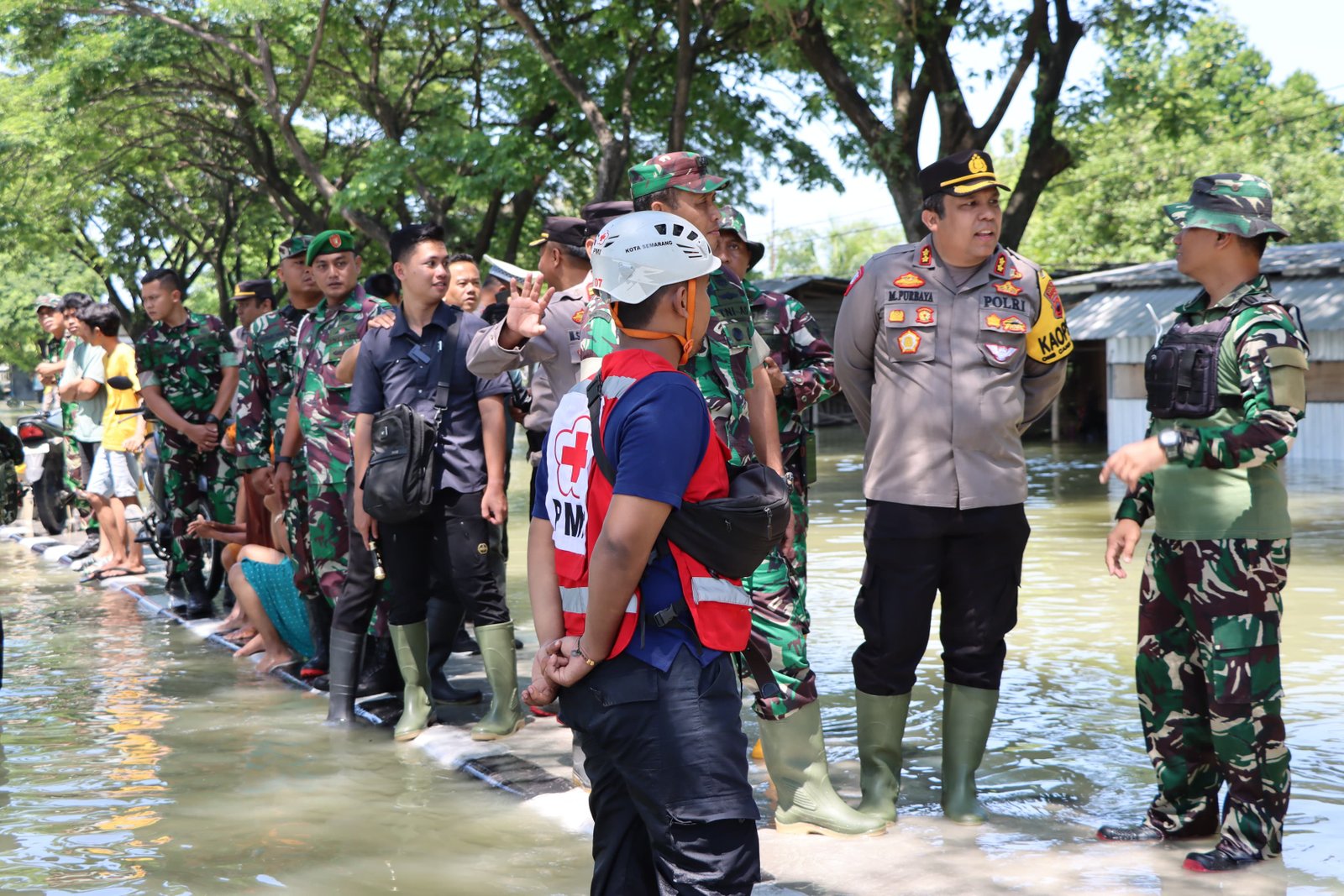 POLRES DEMAK EVAKUASI KORBAN BANJIR  KETEMPAT YANG  AMAN 